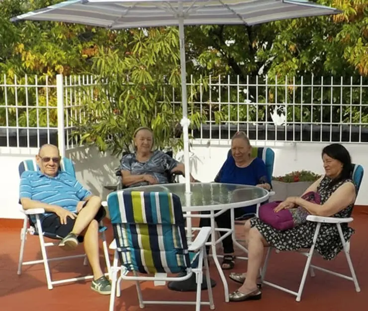 Grupo de ancianos sentados en reposeras